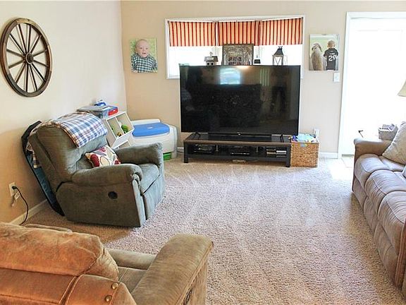 2nd image of 425 Sussex Dr