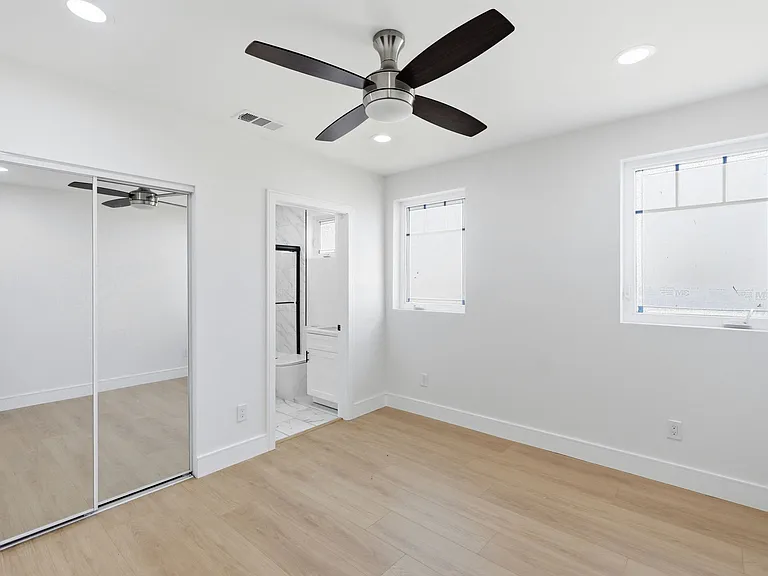 1822 1/2 S Harvard Blvd — Photo 18