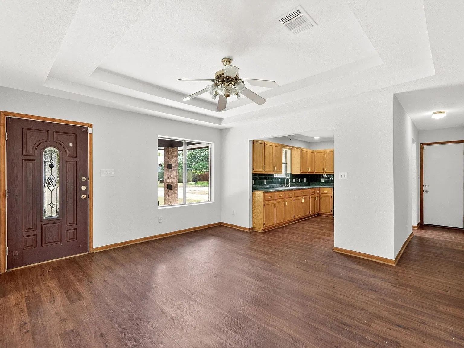 903 Travis St — Photo 3