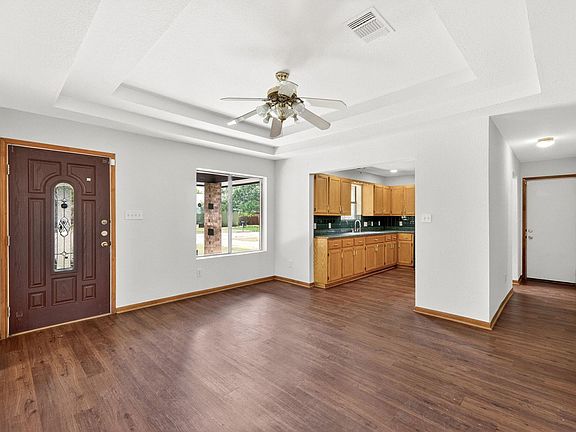4th image of 903 Travis St