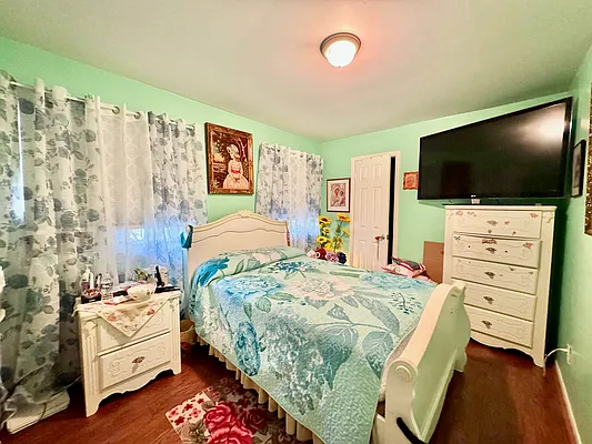 Rented by Astoria Realty | media 16