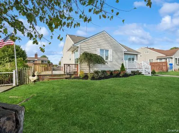 21 Abbott St, West Babylon, NY 11704