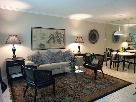 3rd image of 2744 Briarhurst Dr APT 27