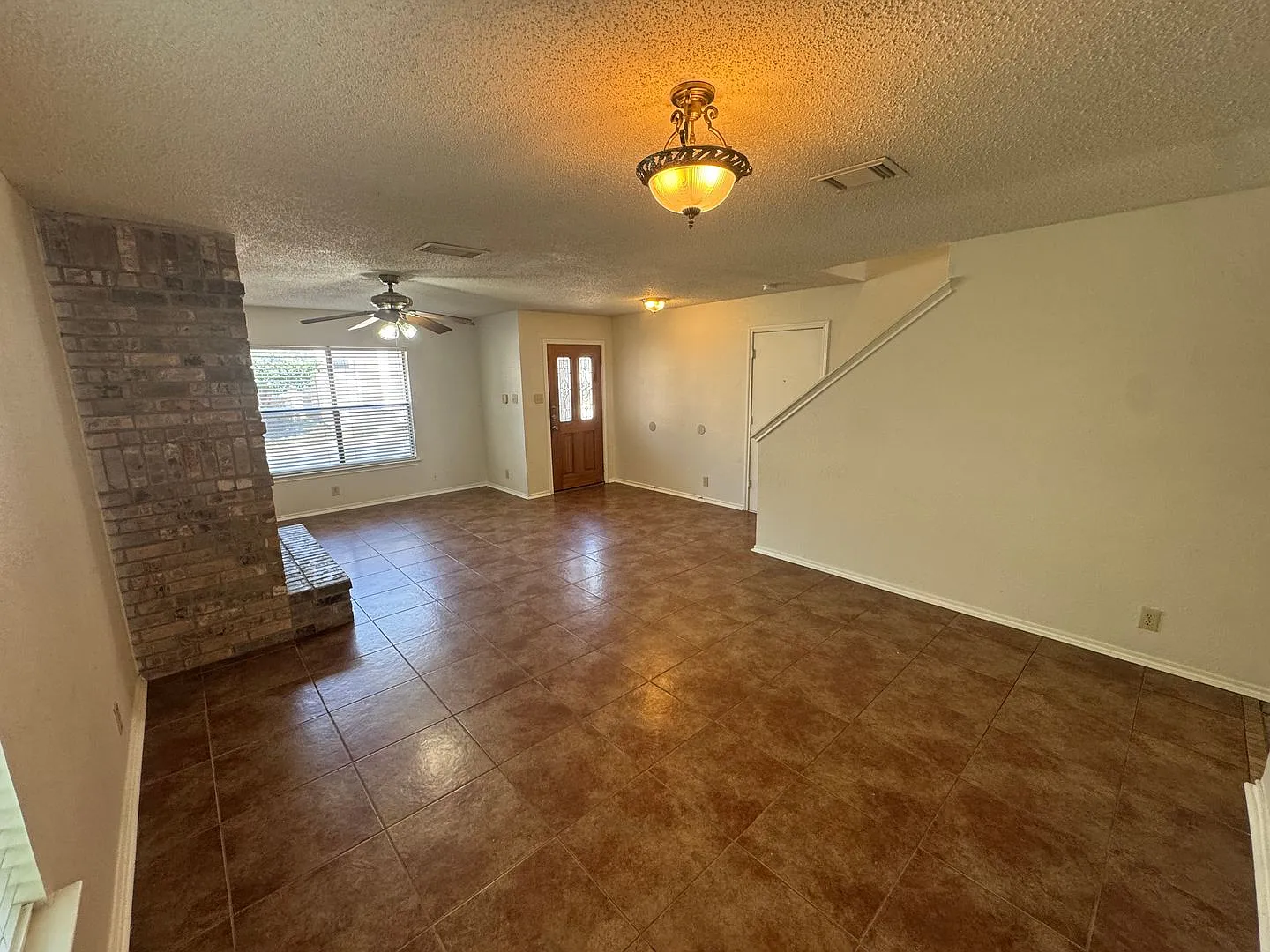 1449/MONTH-18 month lease 1525/MONTH-12 month lease** Single Family Home in Medical Center — Photo 3