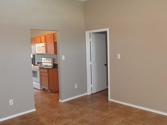 4th image of 507 Delphinium Dr