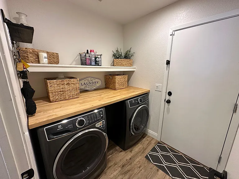 402 E Sack Dr — Photo 17