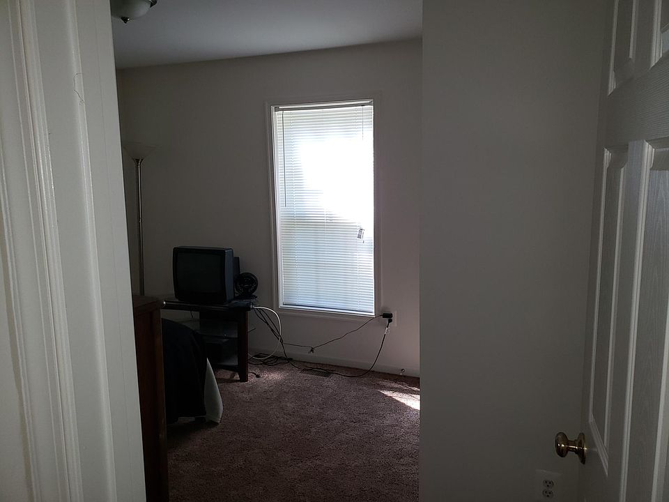 Queen size bedroom.