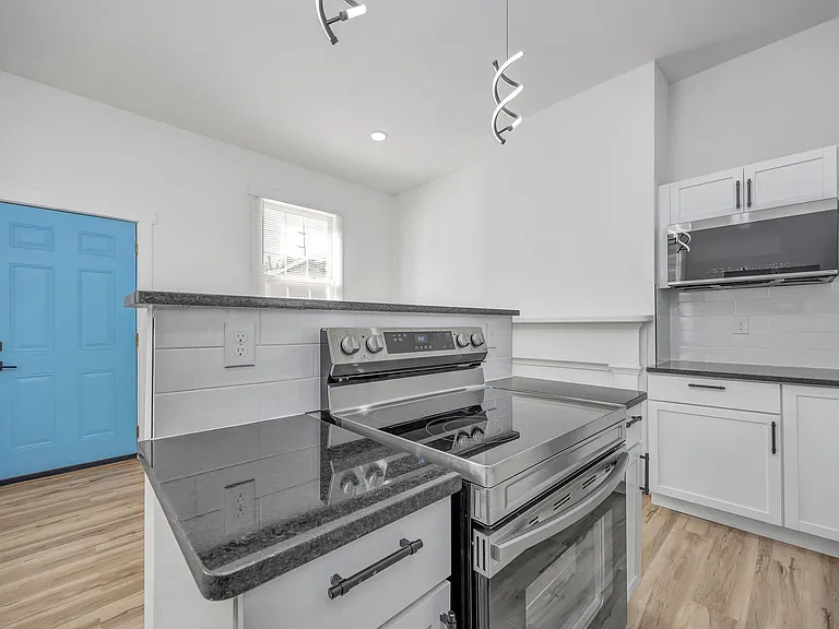 636 Watkins St #1 — Photo 11