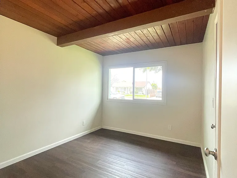 914 N Thornburg St — Photo 8
