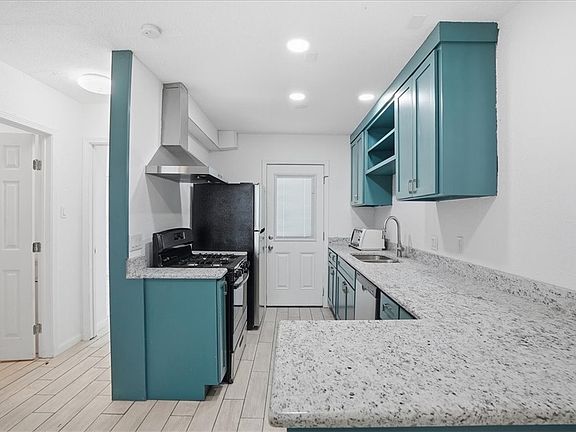 3rd image of 905 Louisiana Ave #1