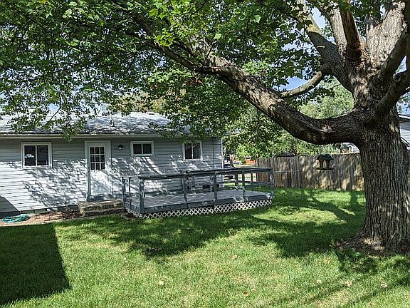 4th image of 1234 Carrousel Dr E