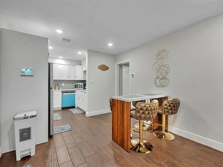 1221 Elinore Dr — Photo 7