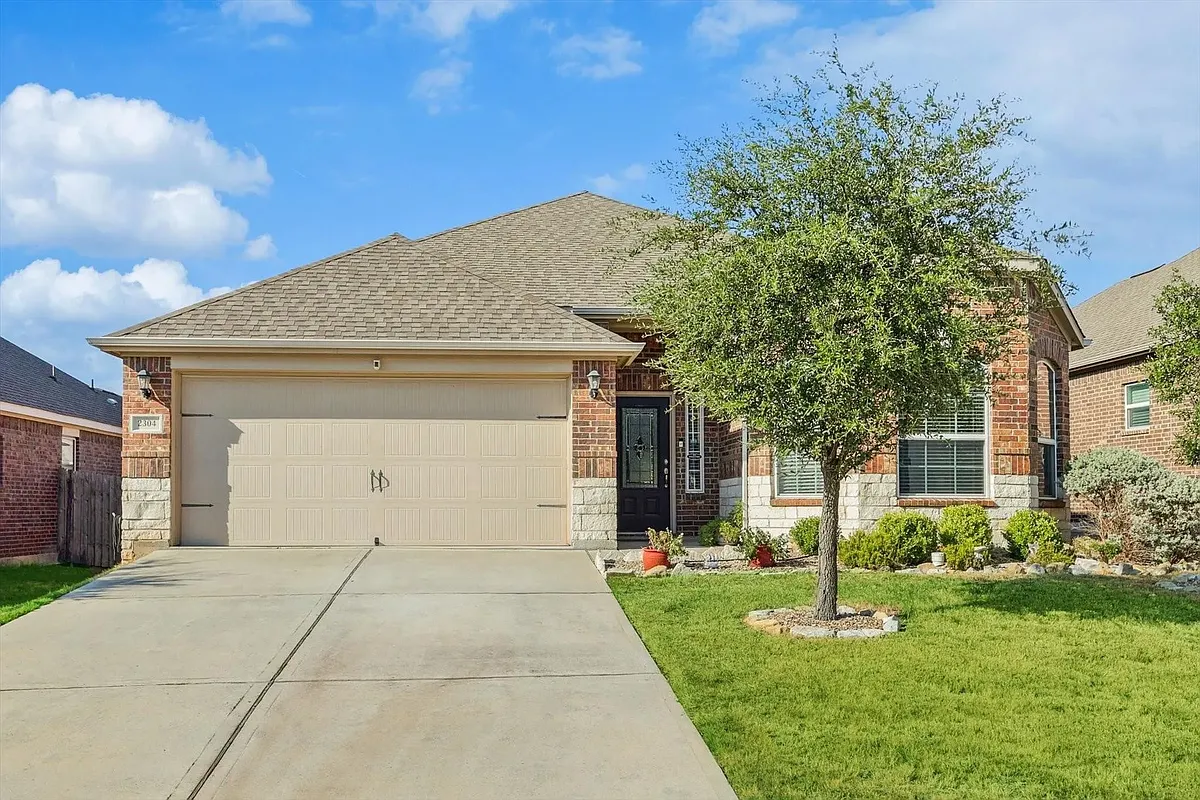 Building Photo - 2304 Redbud Dr