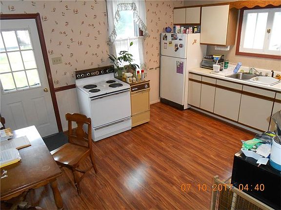 3rd image of 606 Saint Clair St