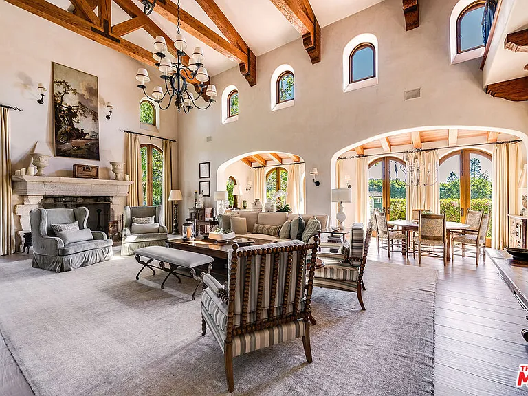 1550 Amalfi Dr — Photo 15