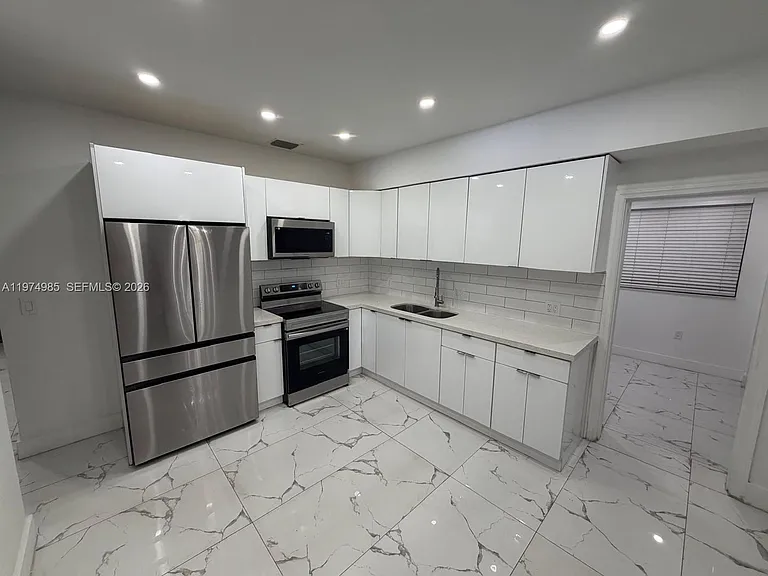 345 SW 49th Ave — Photo 3