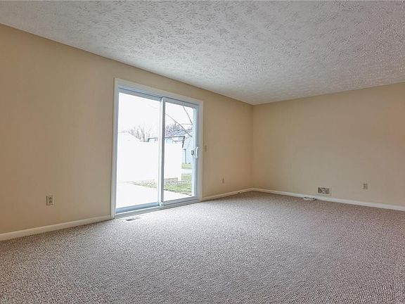 3rd image of 44-46 46 Willowick Dr