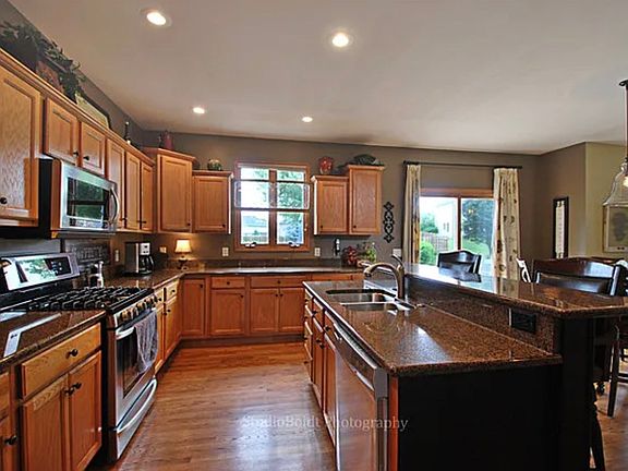 3rd image of 610 Greenfield Turn