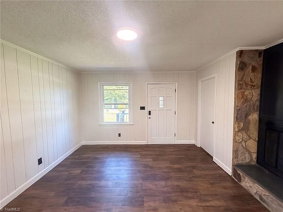 3rd image of 231 Oakgrove Rd