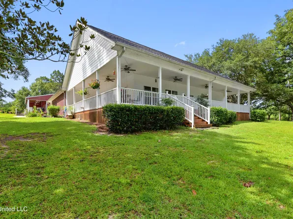 172 Blue Lakes Dr, Lucedale, MS 39452