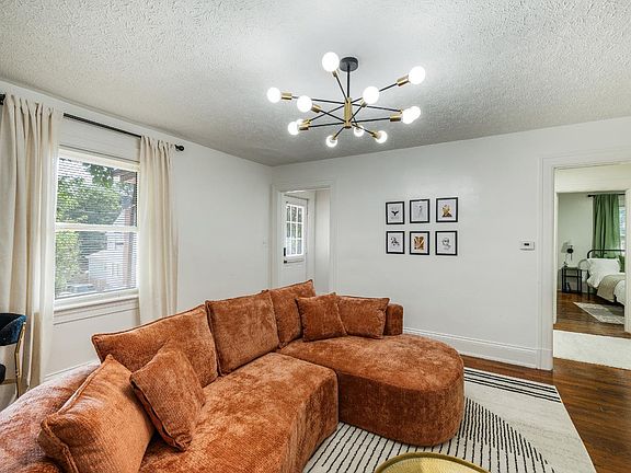 3rd image of 815 Centerdale St