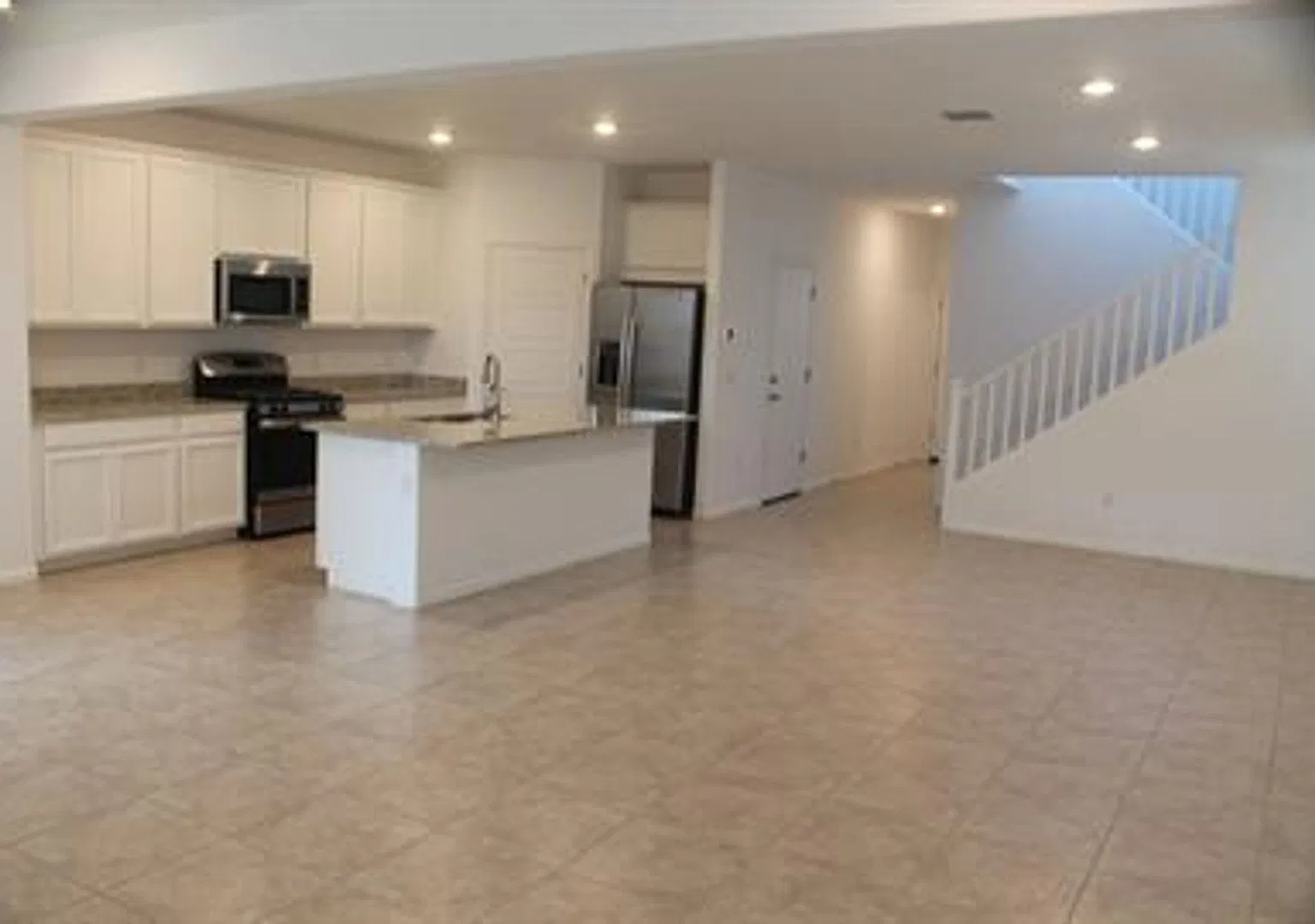 Spacious 4BR/2.5BA Home with Loft & 2-Car Garage — Photo 4