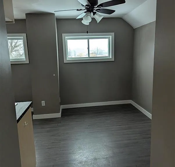 433 Woodcroft Ave #B — Photo 2
