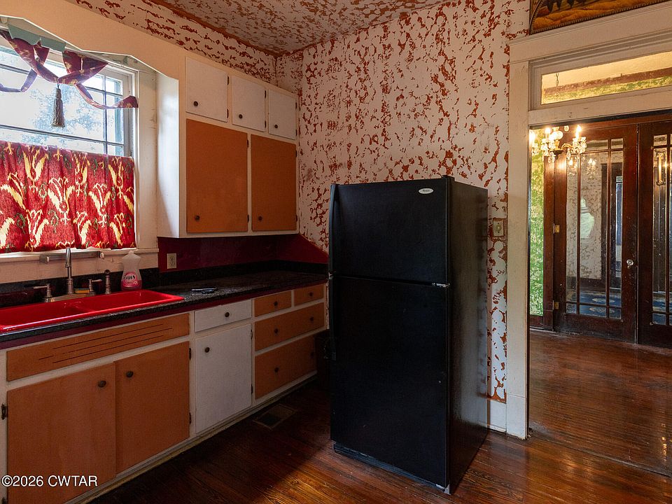 10th image of 3061 Highland St
