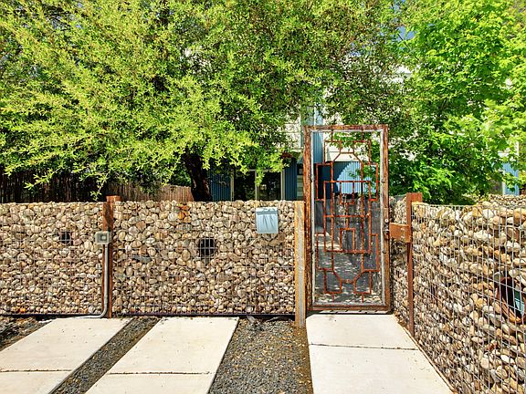 Private Entry. Parking. Charging for Electric Vehicle