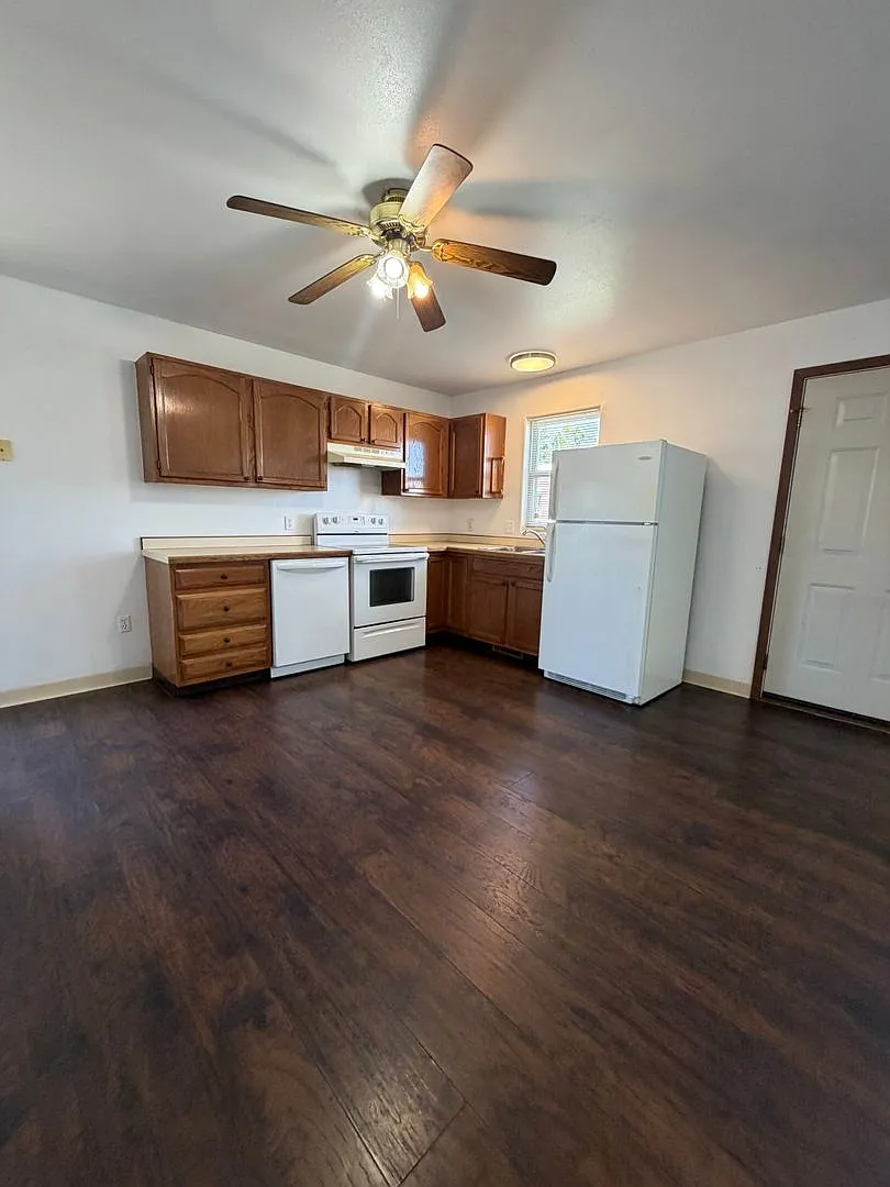 3 Bed/ 2 Bath/ 2 Car Garage Home on Westend — Photo 3