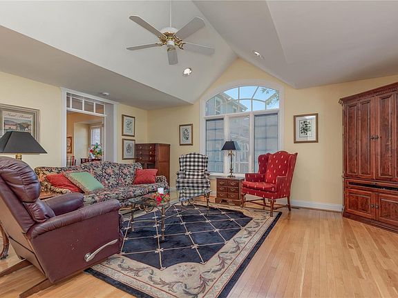 3rd image of 3057 Bellerive Dr
