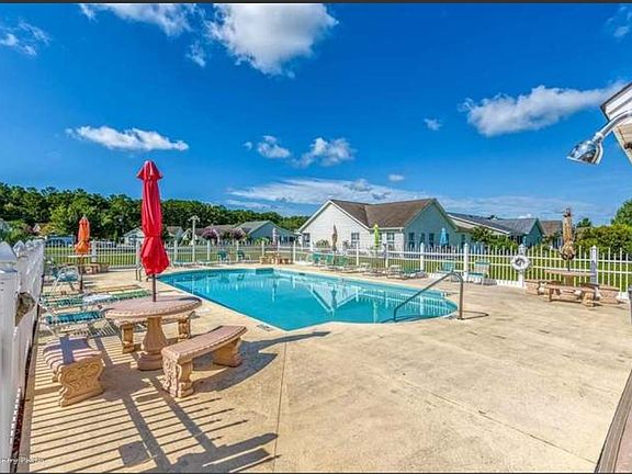 Island Green East community pool