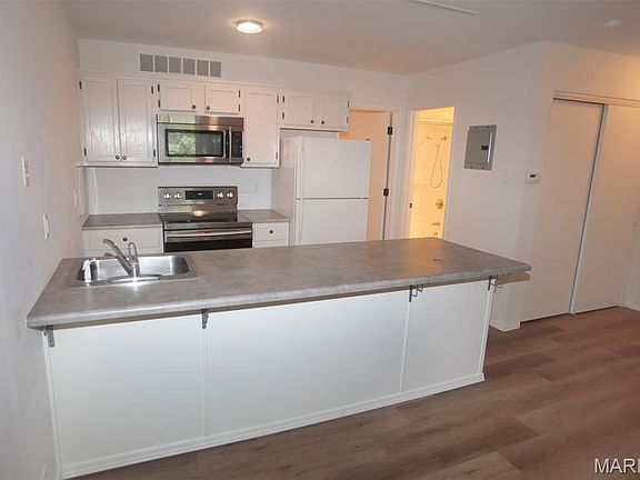 3rd image of 321 Barrington Sq #E