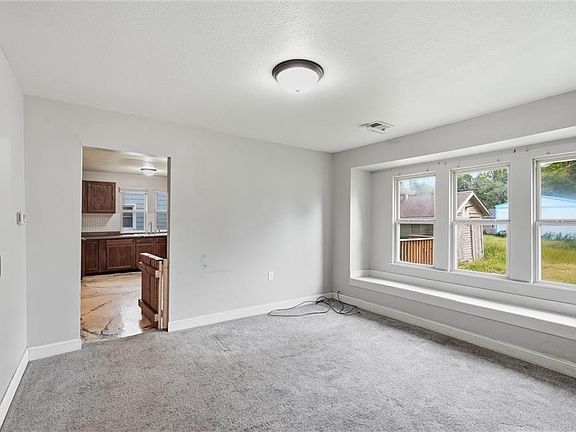 5th image of 306 W Walnut St