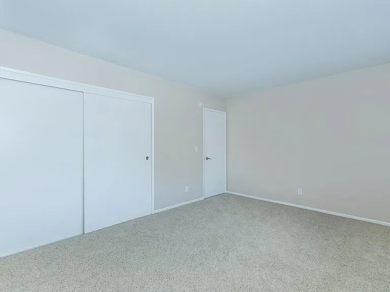 Hampshire Square Apartment Homes — Photo 16