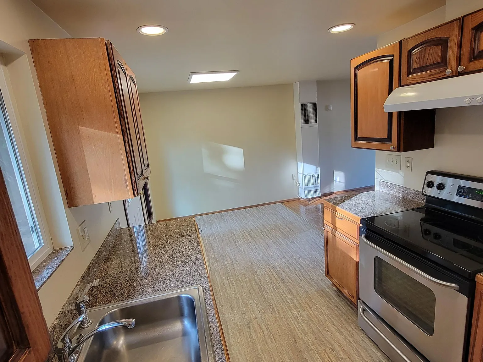 3 bed, 1.5 bath, 1000 sqft, $2,600 — Photo 3