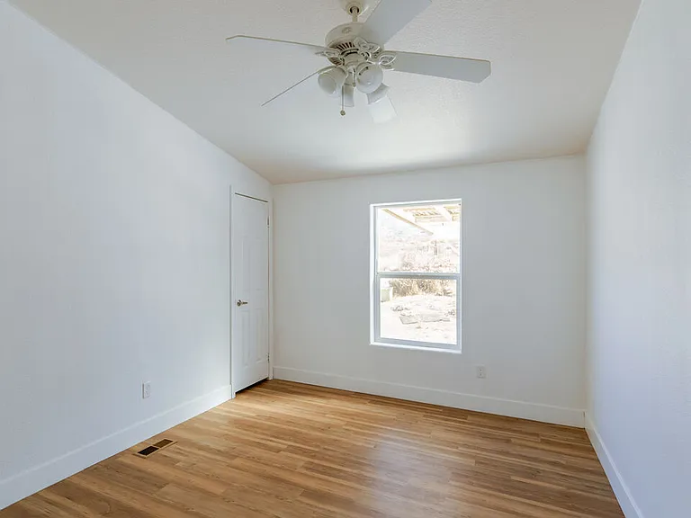 25120 Charina Ln — Photo 17