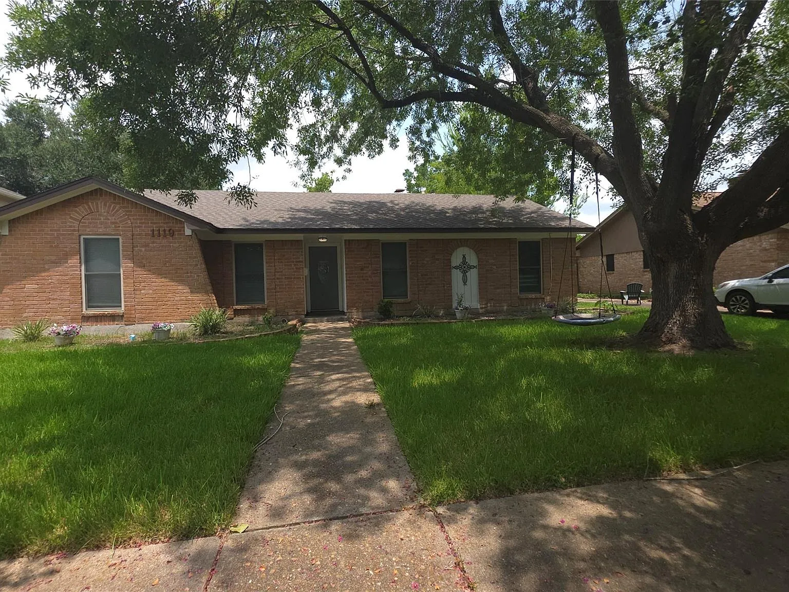 4 bed, 2.0 bath, 1942 sqft, $2,400 — Photo 3
