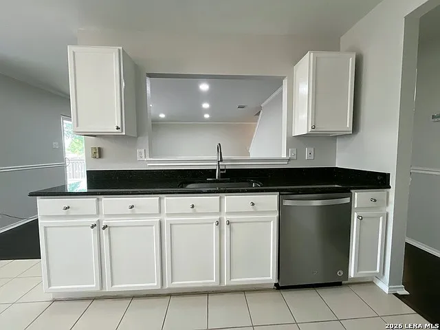 3 bed, 2.5 bath, 2144 sqft, $1,950 — Photo 4