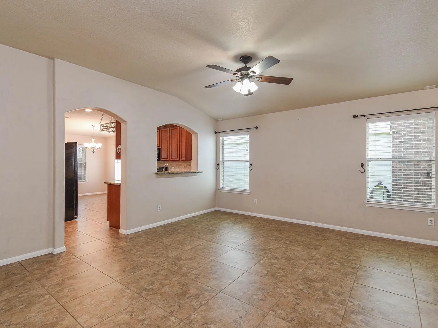 3 bed, 2.0 bath, 1434 sqft, $1,899 — Photo 4