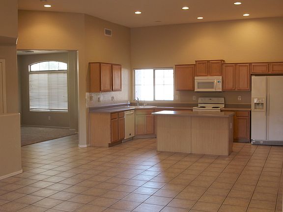 5th image of 303 W Highland Dr