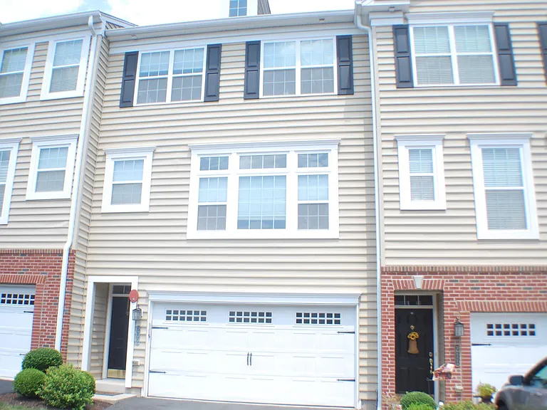 209 Moore Ct — Photo 1