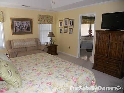 Master Bedroom fits a King bed
						:
						Spacious with walk-in closet, huge bathroom with jacuzzi bath and shower.