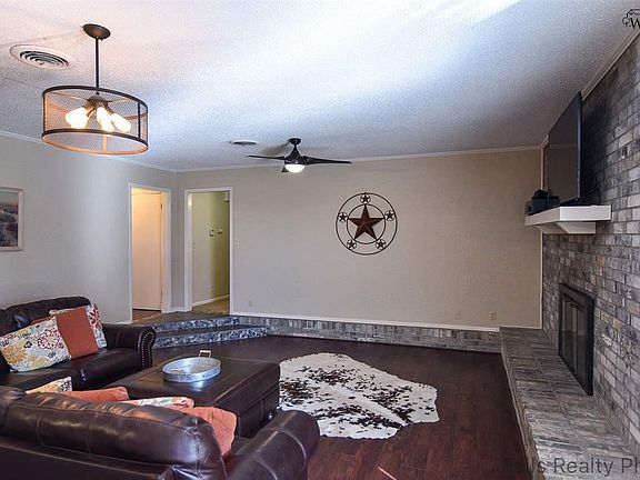 3rd image of 1804 Tanglewood Dr