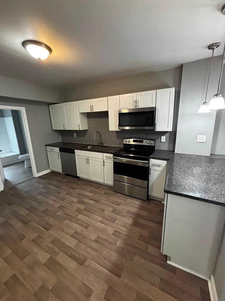3 bed, 1115 sqft, $1,595 — Photo 3