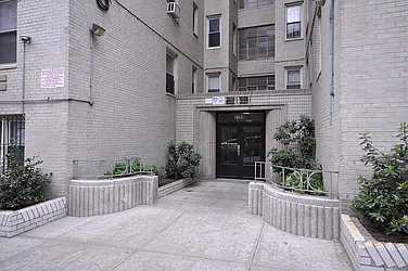 2191 Bolton Street in Pelham Parkway