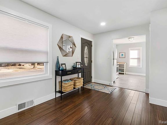 5th image of 1690 Moorhouse St