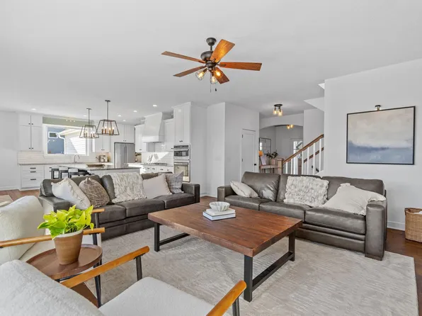 2479 Woods Dr, Victoria, MN 55386