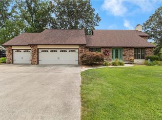 2125 Meadowlake Dr, Charleston, IL