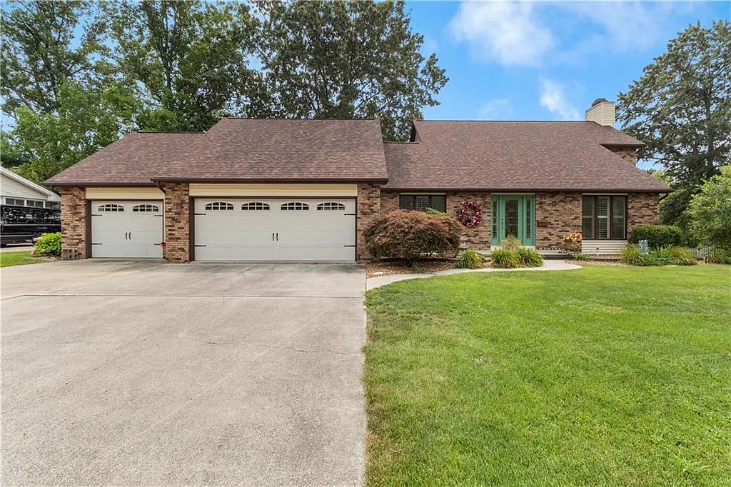 2125 Meadowlake Dr photo 1
